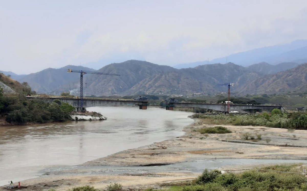 Construction of the bridge spanning over Cauca River is close to completion
