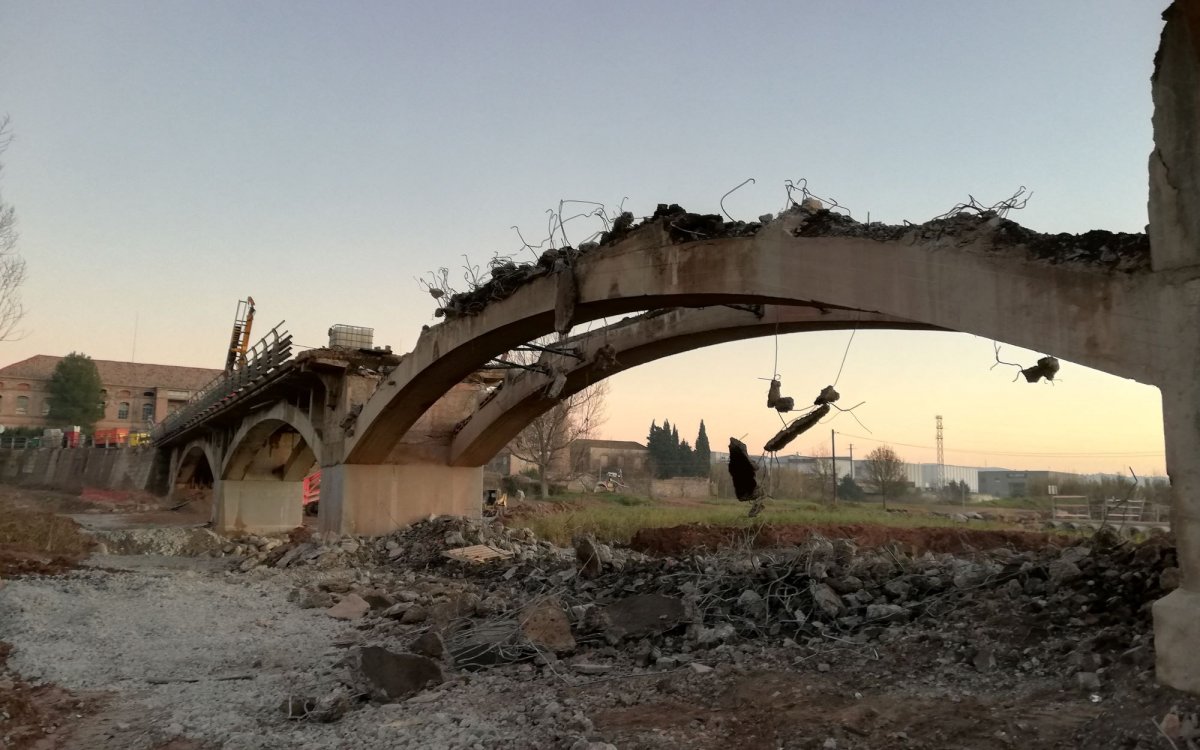 Widening of a concrete arch bridge over the Llobregat River in Cabrianes